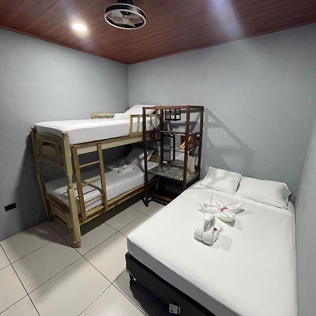 Madrono Hostel Леон Экстерьер фото